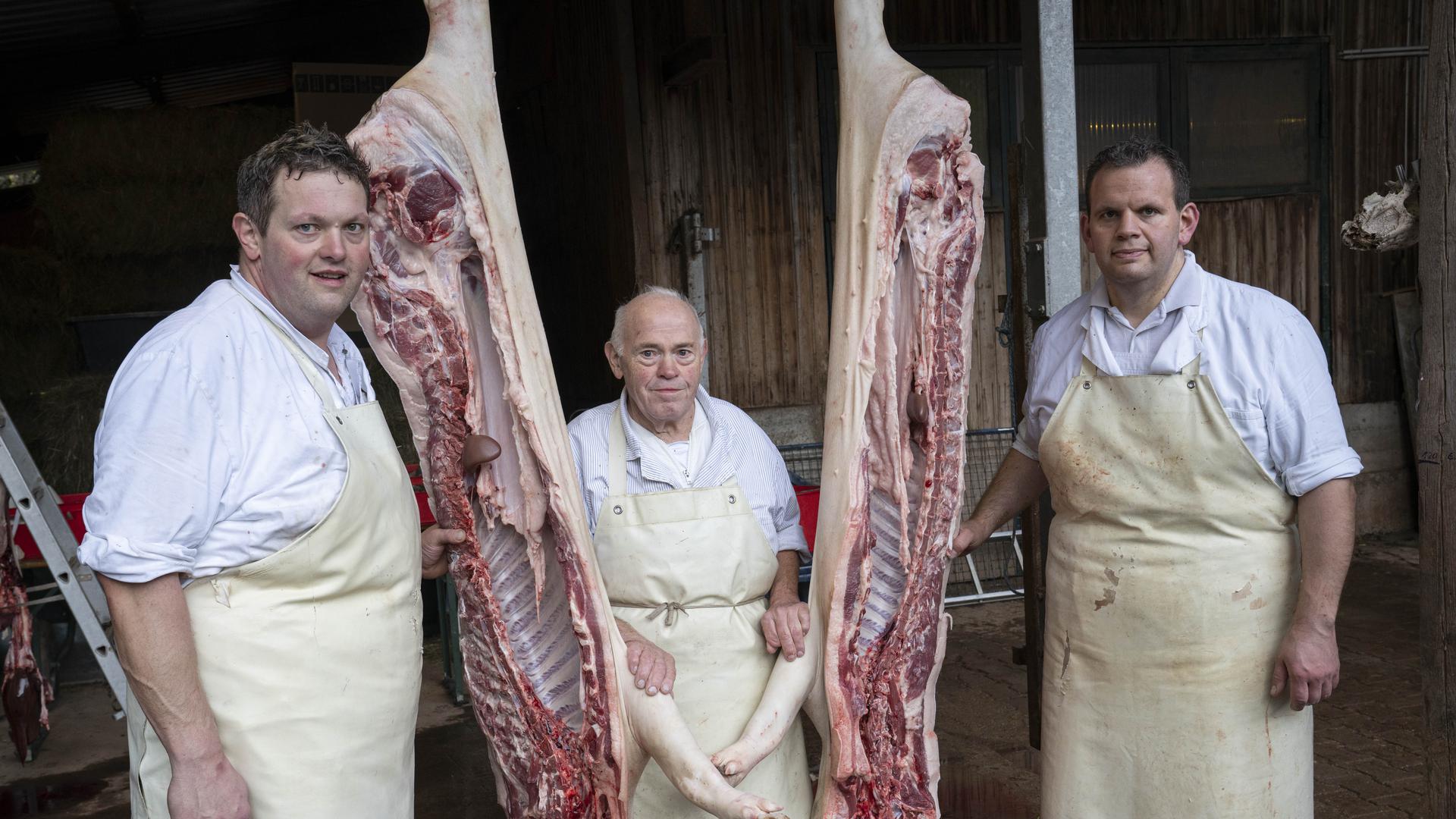 Hausschlachtung Schwein Michelbach: Metzger Michael Lust, Leo Lust und Andreas Lust (von links)