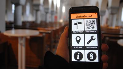 Handy mit App Actionbound in der Josefskirche