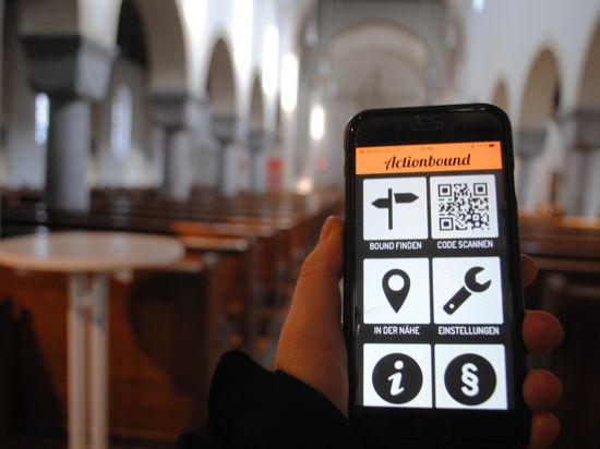 Handy mit App Actionbound in der Josefskirche