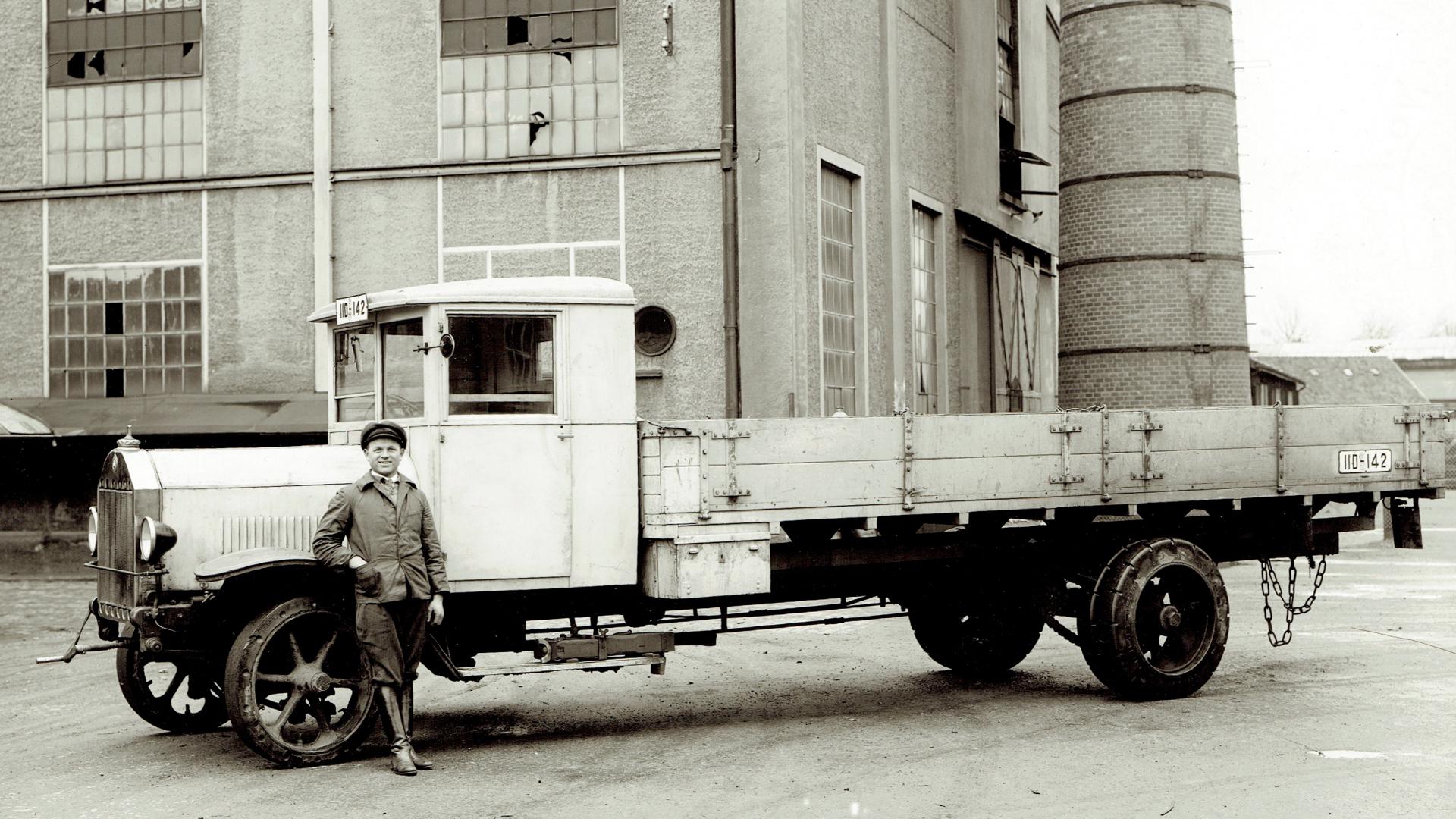 1933 feierte Daimler-Benz, dass dieser Diesel-Lastkraftwagen, Typ 5 K3,  zehn Jahre im Betrieb war. 