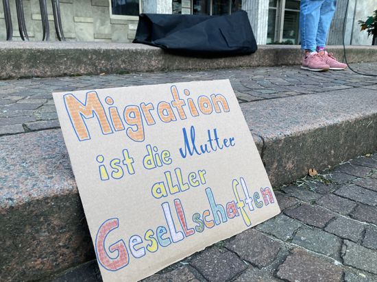 Ein Plakat mit der Aufschrift: „Migration ist die Mutter aller Gesellschaften“.