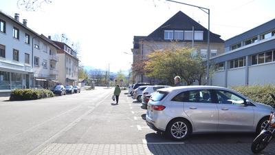 Der Parkplatz vor der Sporthalle bei der Hans-Thoma-Schule  soll in Richtung Straße und der Gehweg dahinter angelegt werden. 