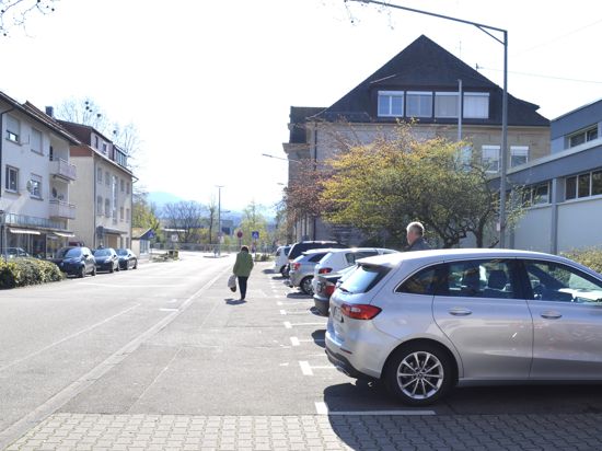 Der Parkplatz vor der Sporthalle bei der Hans-Thoma-Schule  soll in Richtung Straße und der Gehweg dahinter angelegt werden. 