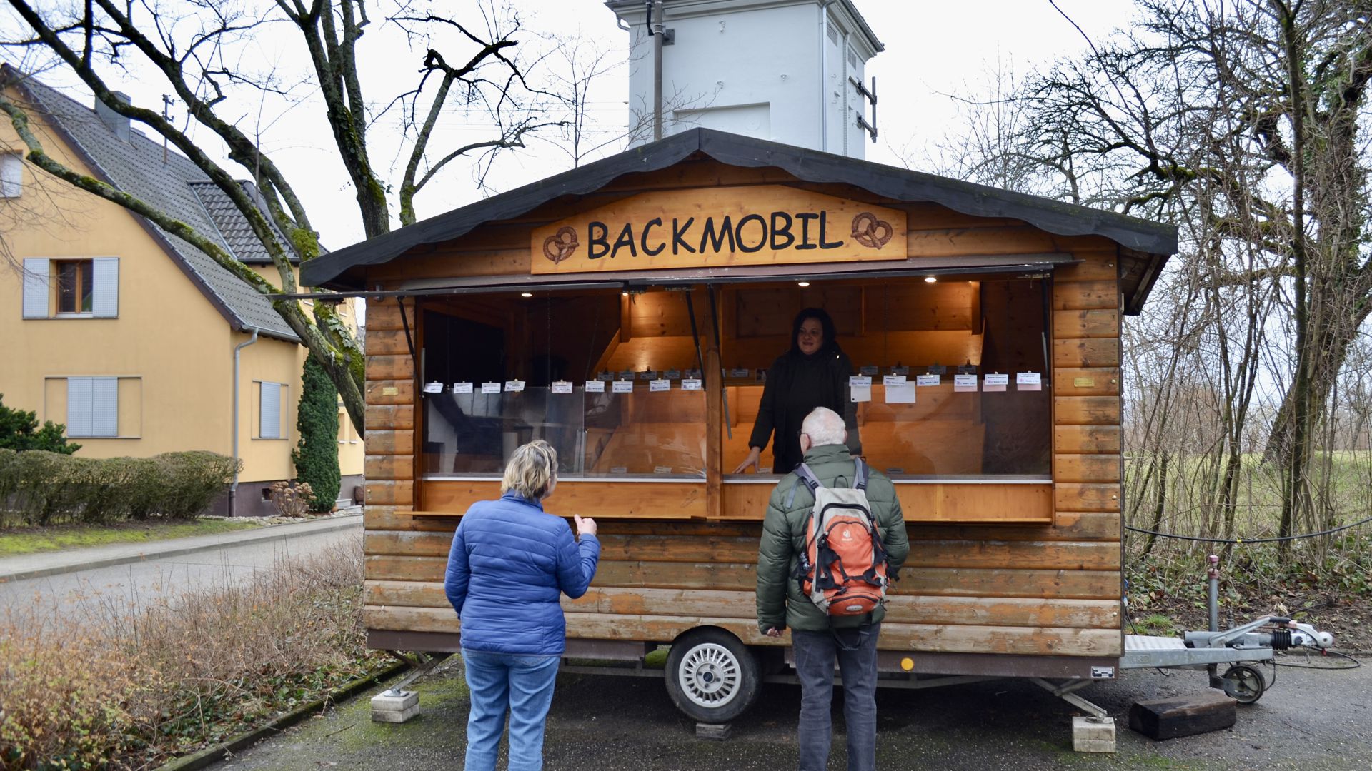 Dank Bürgerengagement bleibt das Backmobil in Oberweier erhalten. Der neue Verkaufswagen wurde am Samstag aufgestellt. 