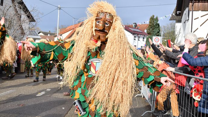 An der Spitze des Umzuges laufen traditionell die Veranstalter die Domänewaldgeister aus Bad Rotenfels. 