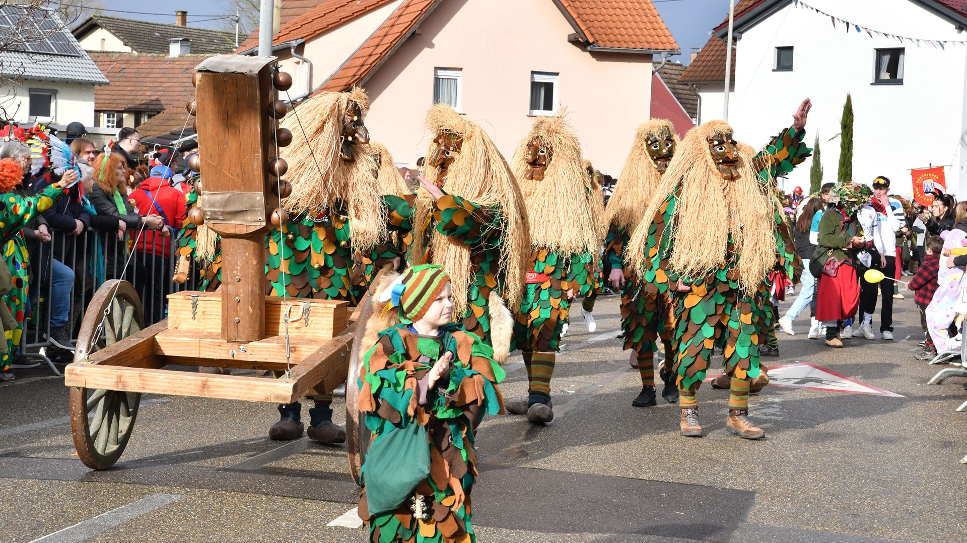 An der Spitze des Umzuges laufen traditionell die Veranstalter die Domänewaldgeister aus Bad Rotenfels.