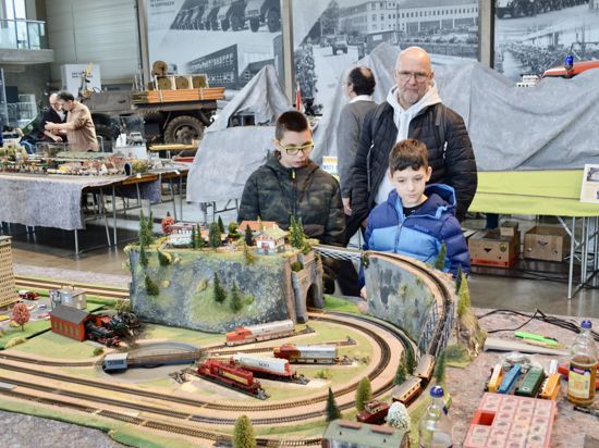 Für junge und ältere Eisenbahnfans aus nah und fern ist das Unimog-Museum in Bad Rotenfels am Wochenende zum Anziehungspunkt geworden.
