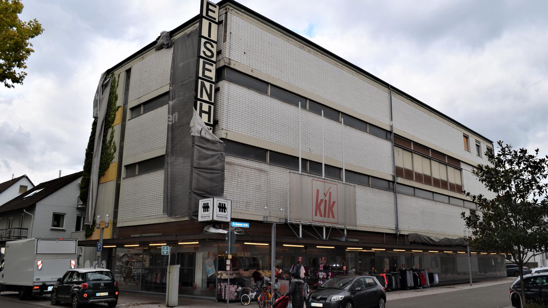 Aktuell nur Kik und Leerstand: Das Eisenhöfer-Gebäude, ein ehemaliger Möbelmarkt, soll ertüchtigt werden.