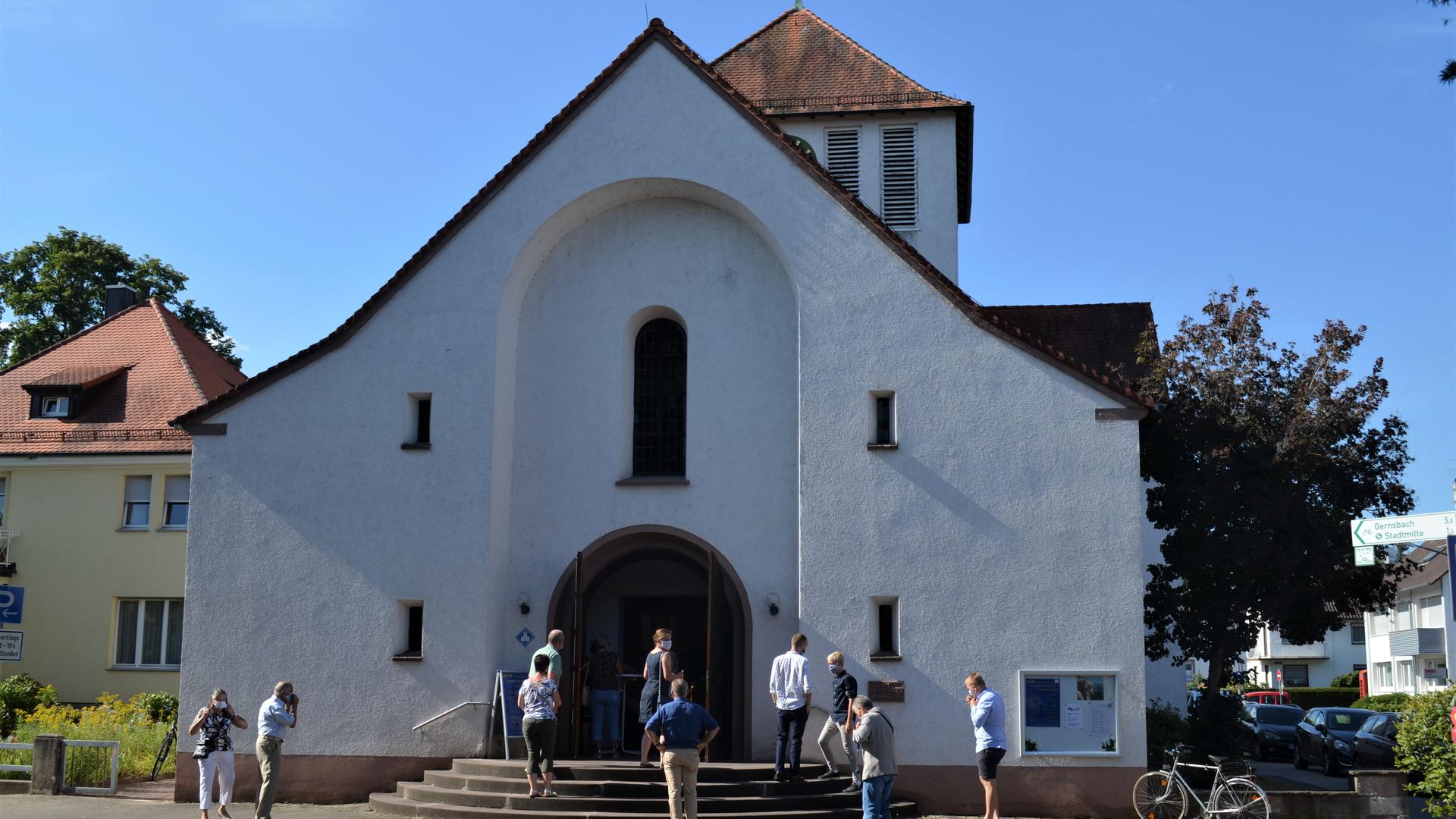 Evangelische Markuskirche Gaggenau, Kirchenbesucher vor der Kirche am Eingang mit Masken