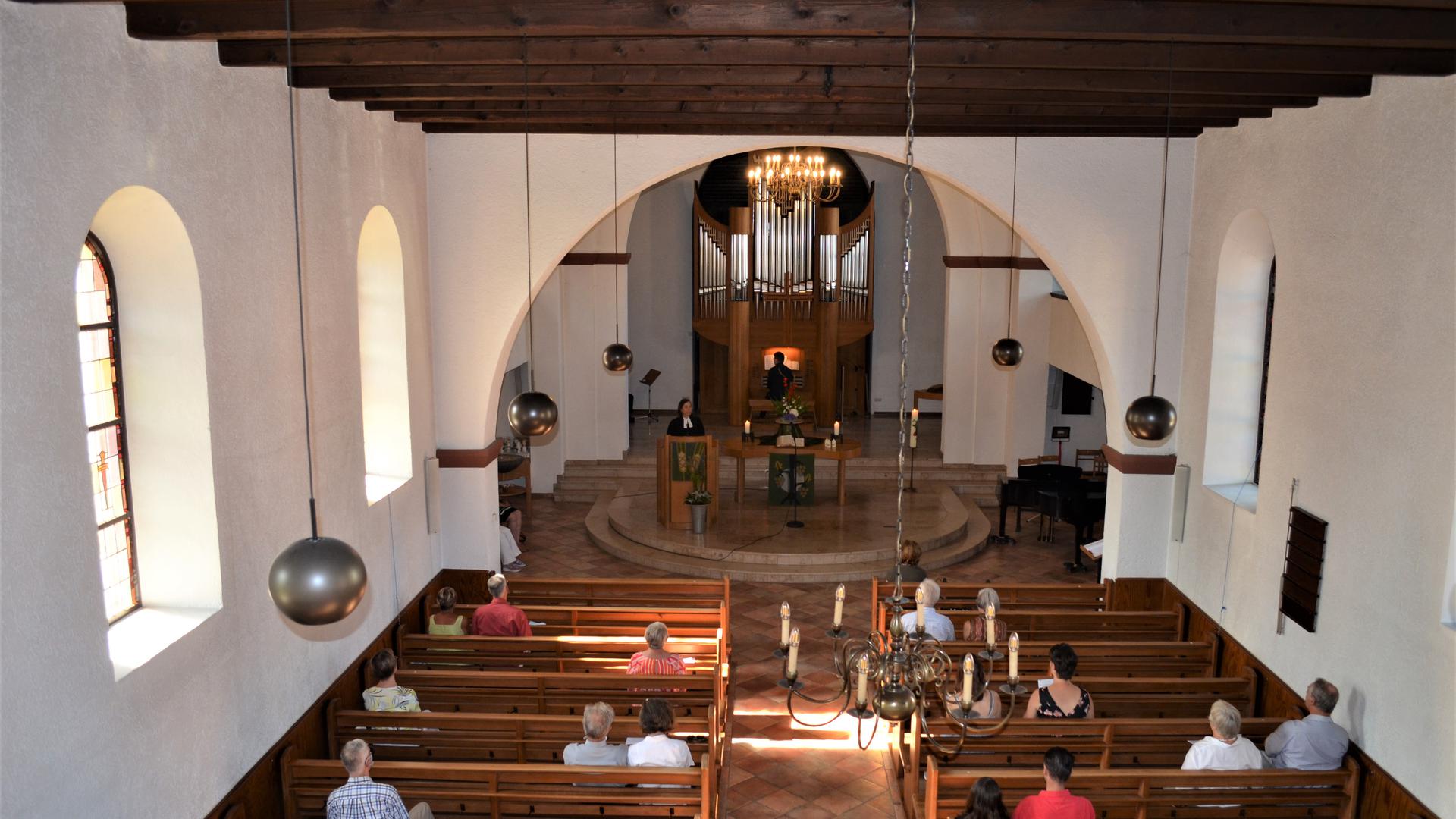 Evangelische Markuskirche Gaggenau, Innenraum der Kirche mit Orgel 