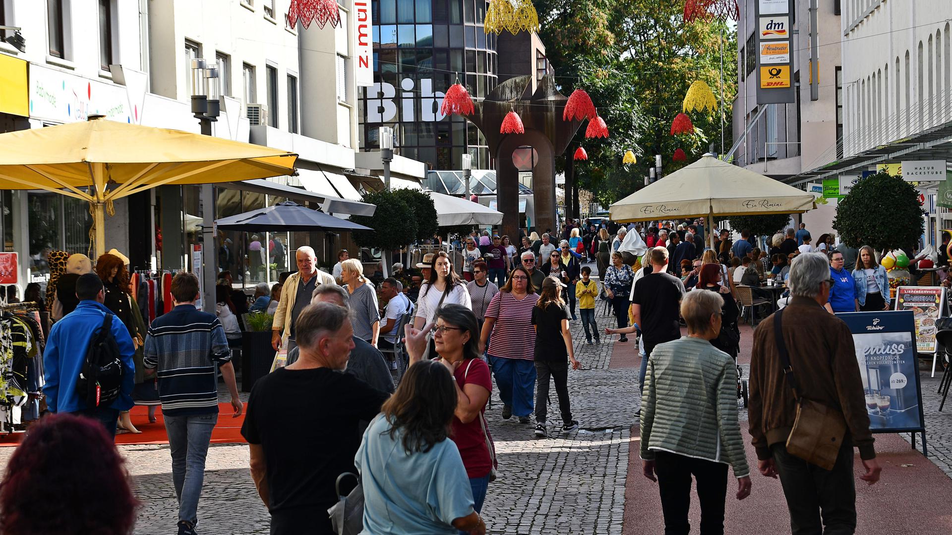 Viele Menschen spazieren in der Gaggenauer Fußgängerzone.