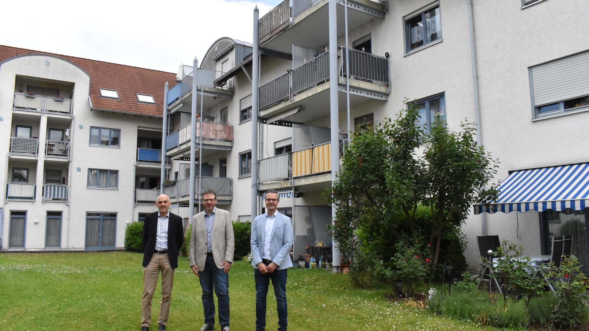 Blick nach vorn: Marco Haungs (rechts) und Thomas Raub (links), beide Familienheim Rastatt, mit Peter Koch (Verein Gaggenauer Altenhilfe).  