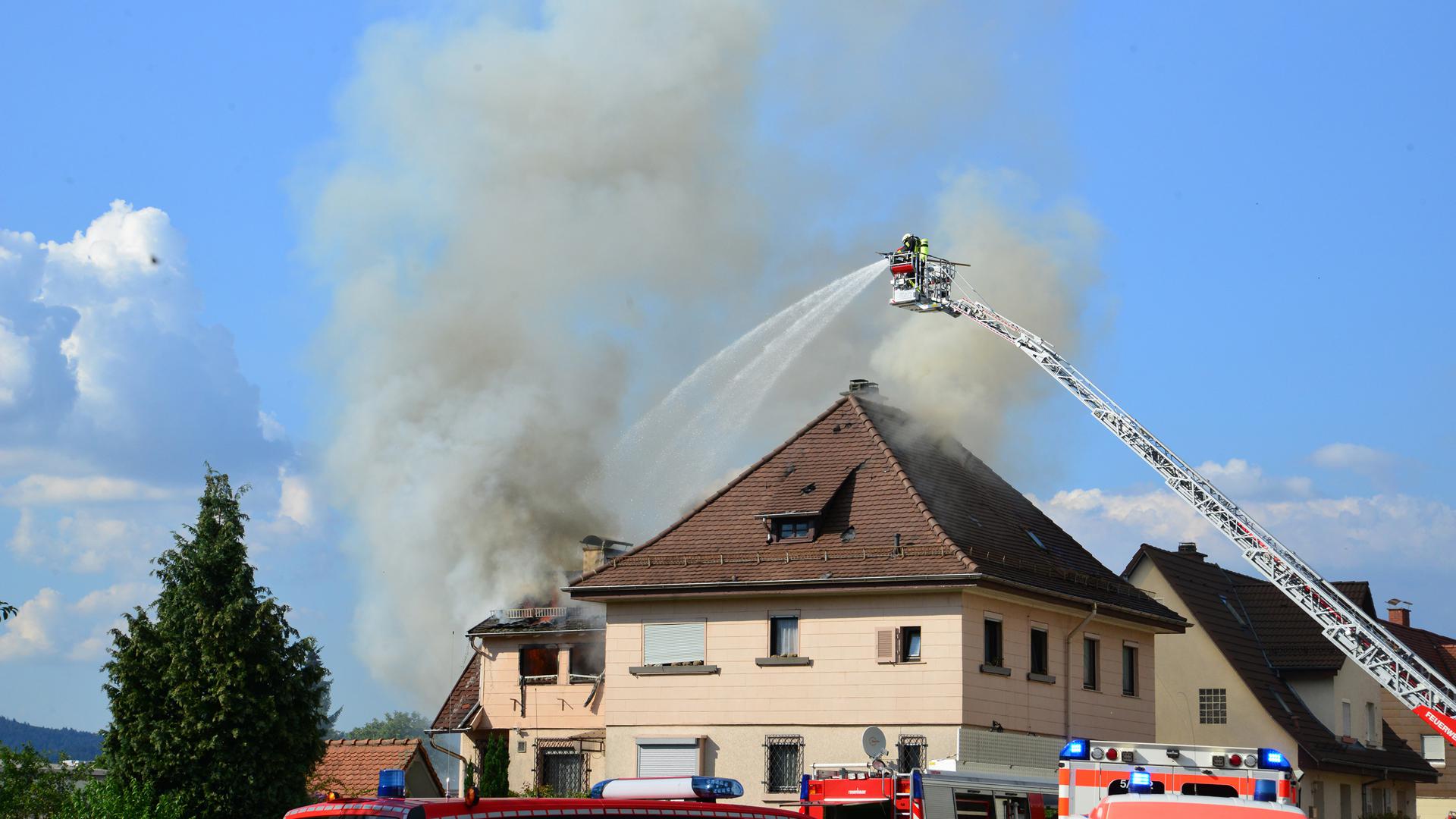 Feuerwehrleute sind oft gefährlichen Situationen ausgesetzt. Auf dem Bild ist ein Einsatz während eines Wohnungsbrandes in Gernsbach zu sehen.