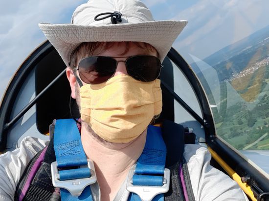 Alexander Gilles mit „Maultäschle” als Fluglehrer im Vereins-Schulungs-Doppelsitzer ASK13 . In Corona-Zeiten wird beim Fliegen eine Mund-Nasen-Bedeckung getragen 