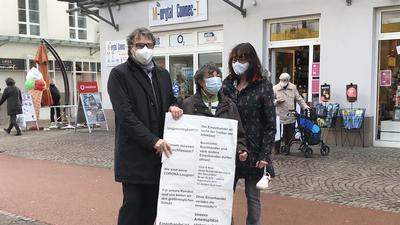 Demonstration in Gaggenau: Am Montag haben Einzelhändler gegen Beschränkungen protestiert. Auch Oberbürgermeister Christof Florus war dabei. Seine Ehefrau Jeanette Florus (rechts neben ihrer Mutter Rosemarie Rieger) betreibt in vierter Generation ein Schuhgeschäft in Gaggenau.
