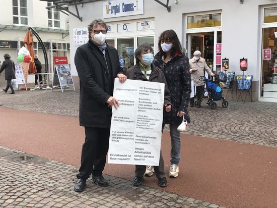 Demonstration in Gaggenau: Am Montag haben Einzelhändler gegen Beschränkungen protestiert. Auch Oberbürgermeister Christof Florus war dabei. Seine Ehefrau Jeanette Florus (rechts neben ihrer Mutter Rosemarie Rieger) betreibt in vierter Generation ein Schuhgeschäft in Gaggenau.