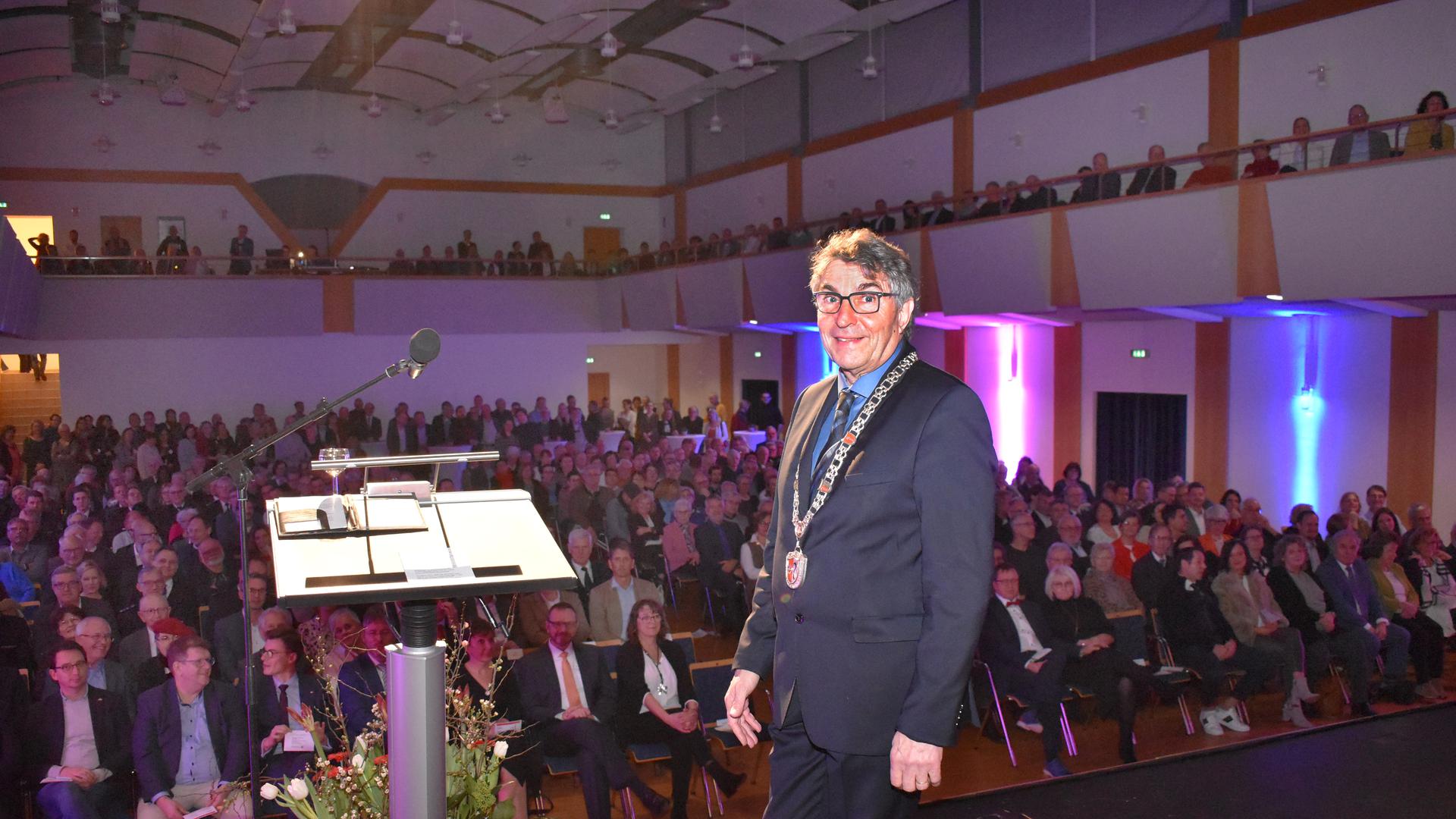 Gaggenaus OB Christof Florus beim Neujahrsempfang 2023 in der gut gefüllten Jahnhalle