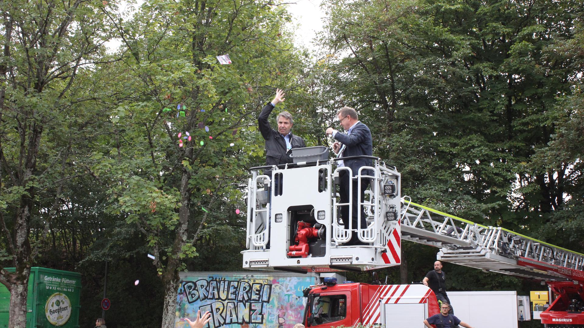 Gaggenaus Oberbürgermeister Christof Florus und Bürgermeister Michael Pfeiffer stehen gemeinsam in einem Hubwagen