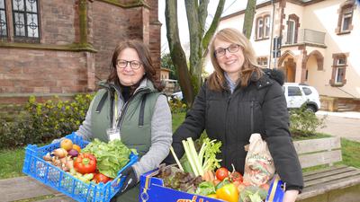 Reiche Beute: Franziska Specht und Stefanie Deißler tragen gerettetes Gemüse, das sie an diejenigen verteilen, die es gut gebrauchen können.