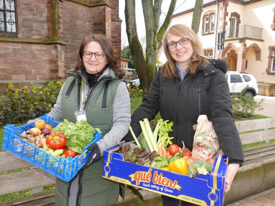 Reiche Beute: Franziska Specht und Stefanie Deißler tragen gerettetes Gemüse, das sie an diejenigen verteilen, die es gut gebrauchen können.