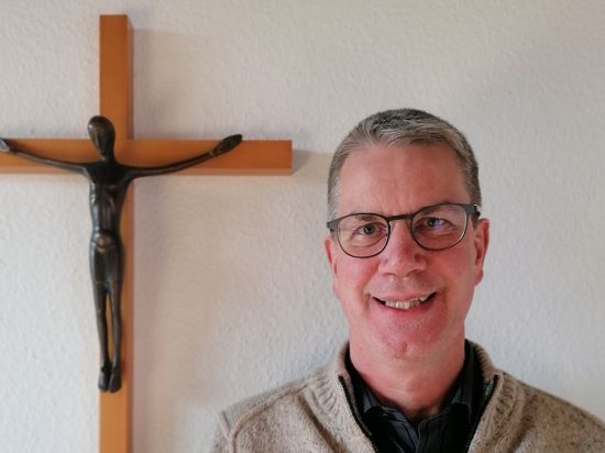 Tobias Merz, Pfarrer in Gaggenau, hält einen Autoschlüssel hoch