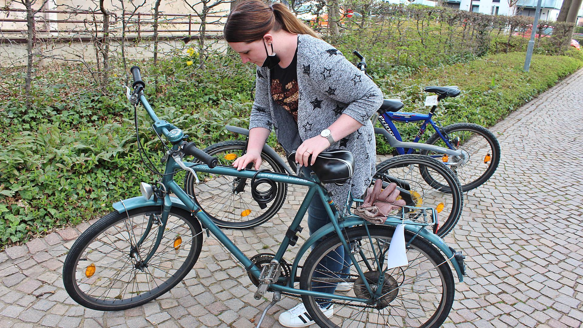 Sabrina Koch kümmert sich als Mitarbeiterin beim Gaggenauer Bürgerbüro um die Fundsachen. Vor allem die Räder sind oft gut erhalten.  Foto: Stadt Gaggenau/Angelika Schmied.