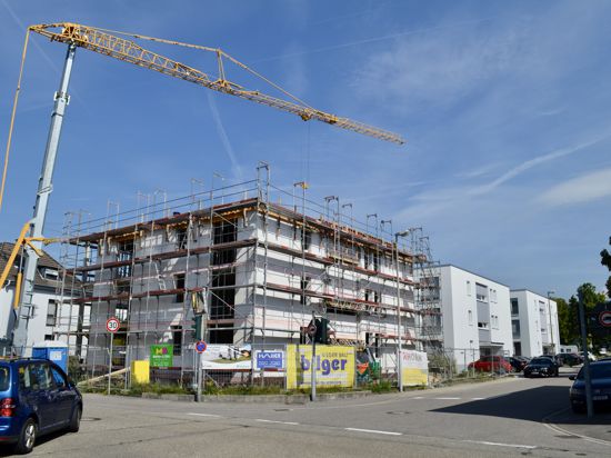 Drei Neubauten mit insgesamt 24 Wohneinheiten sind in der Theodor-Bergmann-Straße entstanden. Der Rohbau für Gebäude Nummer drei steht kurz vor der Fertigstellung.