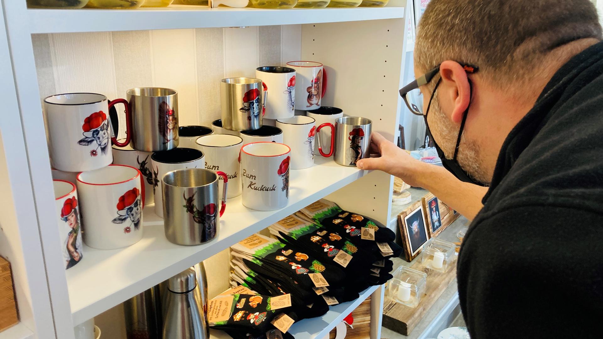 In einem Geschenkeladen in Gaggenau stehen Tassen mit Bollenhut-Aufdruck und andere Produkte mit regionalem Bezug im Regal.