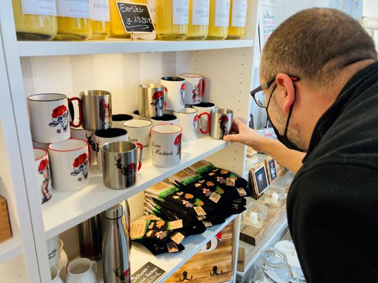 In einem Geschenkeladen in Gaggenau stehen Tassen mit Bollenhut-Aufdruck und andere Produkte mit regionalem Bezug im Regal.