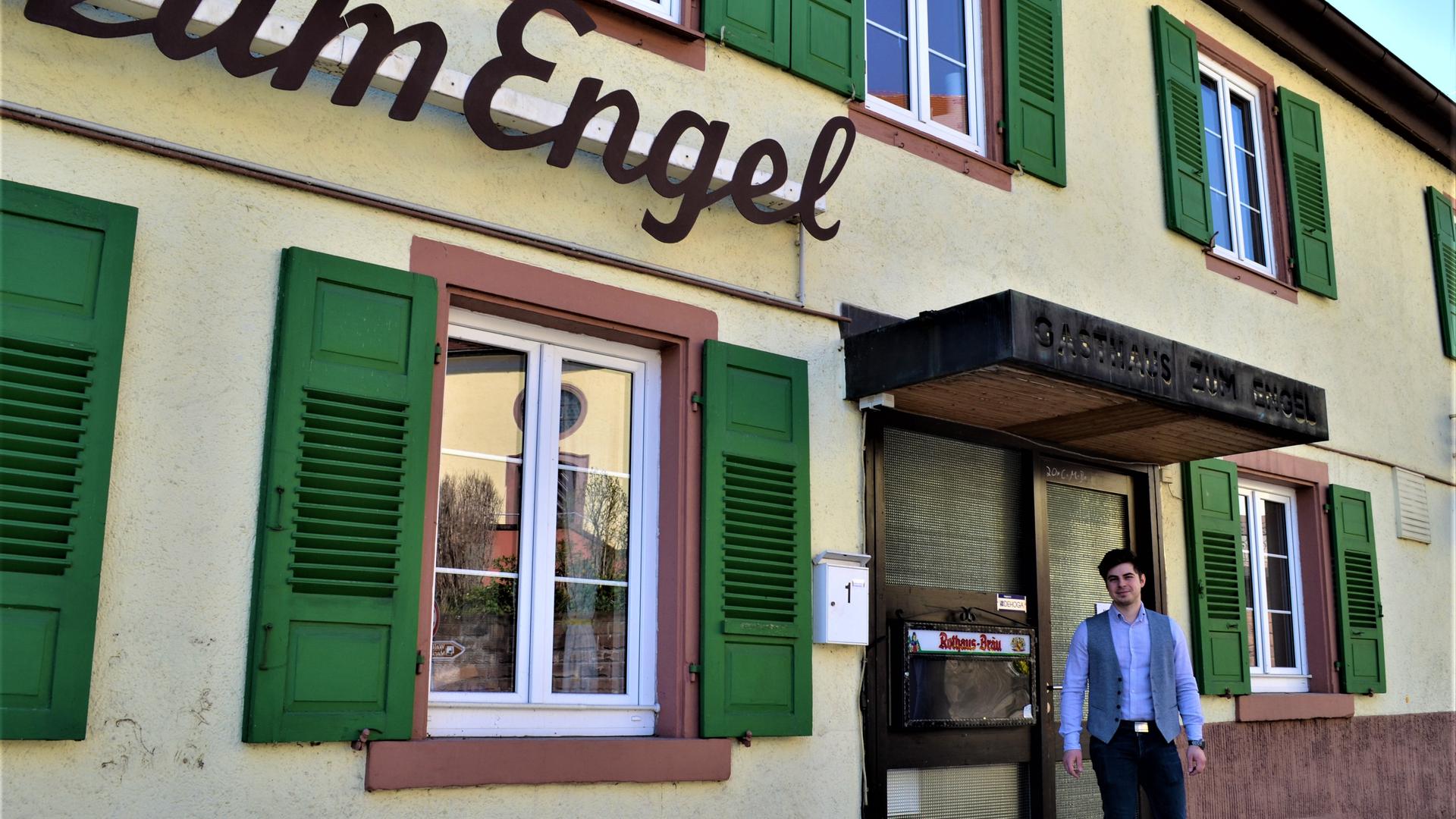 Neuer Geschäftsführer Denny Safaridis vor dem Eingang Gasthaus Engel Gaggenau-Michelbach