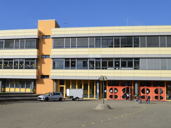Dreigeschossiges Schulgebäude mit Flachdach.