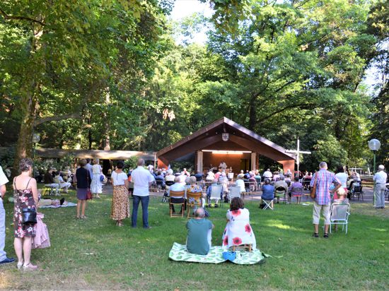 Gottesdienst im Kurpark in Bad Rotenfels: Vor der Konzertmuschel versammeln sich die Gläubigen zum wöchentlichen Gottesdienst der Seelsorgeeinheit Gaggenau am Sonntagmorgen.  