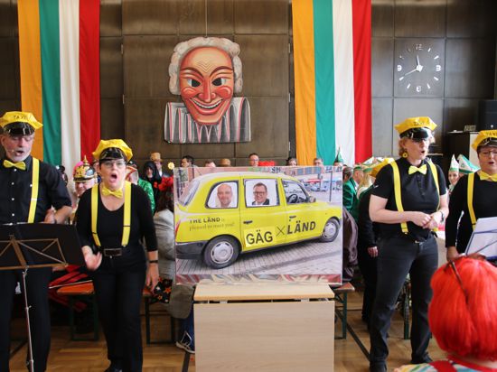 Die Gaggenauer CDU nimmt die „The Länd“-Werbekampagne gekonnt auf die Schippe: Rudi Drützler (von links), Dorothea Maisch, Karolin Zebisch und Sabine Arnold fahren mit dem „Gäg-Länd“-Taxi durch Gaggenau.