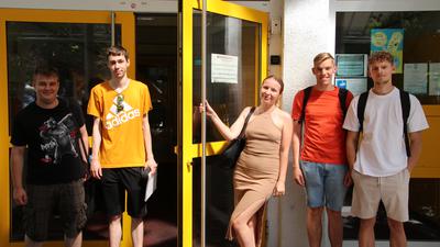 Für Alexander Prohaska (von links) Alex Schabbel, Veronika Fecht, Robin Schönfeld und Florian Heinz öffnet sich die Tür bei der HLA zum letzten Mal. Ihre Klasse WO1 wird künftig in Rastatt unterrichtet.