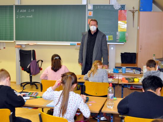 Unterricht im Testzimmer: Die Hans-Thoma-Schule hat ein CO2-Messgerät der Stadtwerke Gaggenau ausprobiert. Es könne das Lüftungskonzept unterstützen, erklärt Schulleiter Rudolf Retzler. 