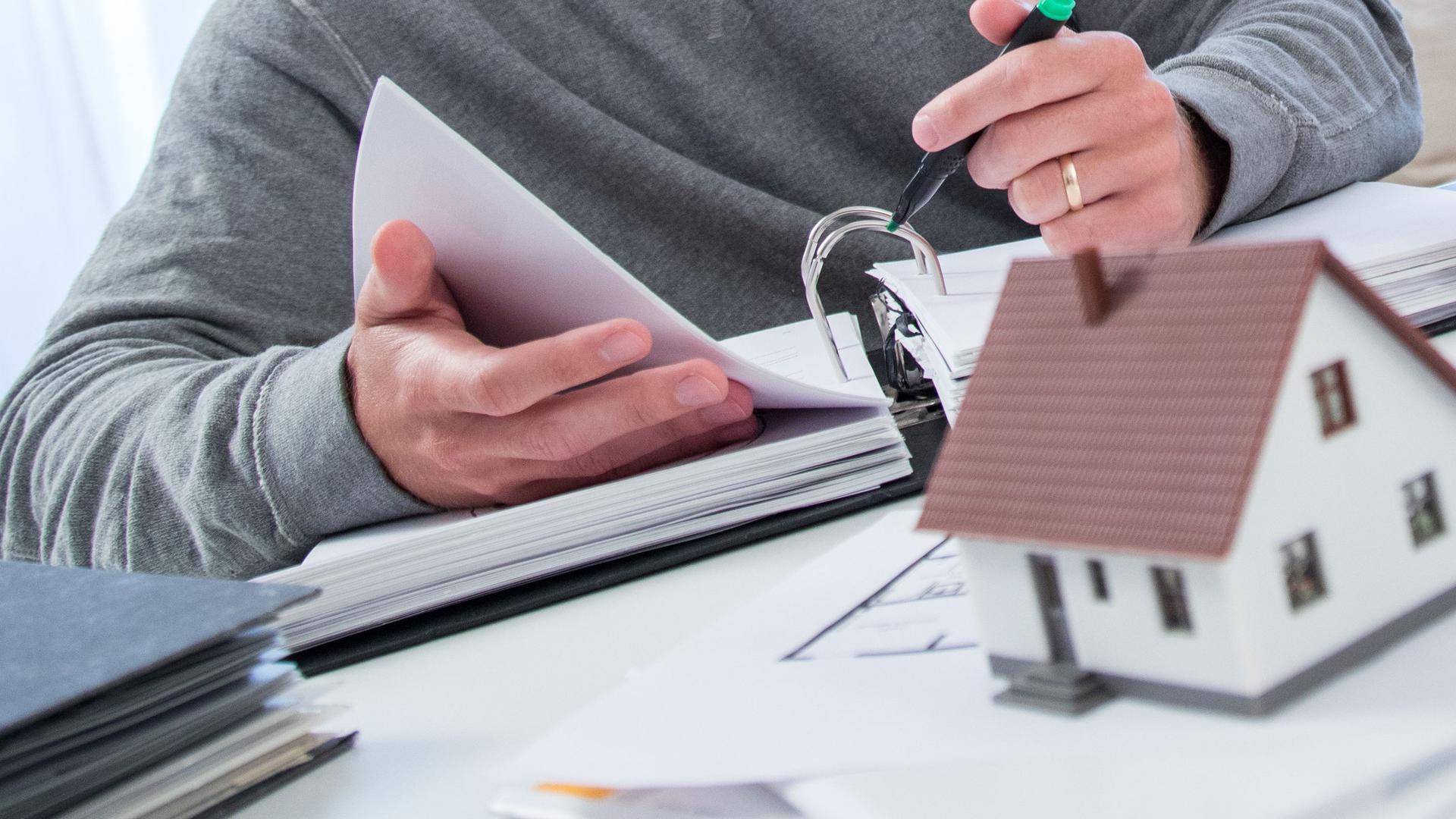 Zum Themendienst-Bericht vom 2. Oktober 2019: Ordnung ist das halbe Bauherren-Leben: Immobilienbesitzer müssen nachweisen können, dass ihr Haus ordnungsgemäß genehmigt wurde.