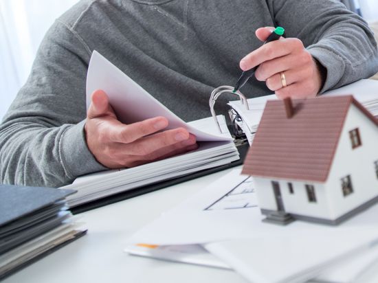 Zum Themendienst-Bericht vom 2. Oktober 2019: Ordnung ist das halbe Bauherren-Leben: Immobilienbesitzer müssen nachweisen können, dass ihr Haus ordnungsgemäß genehmigt wurde.