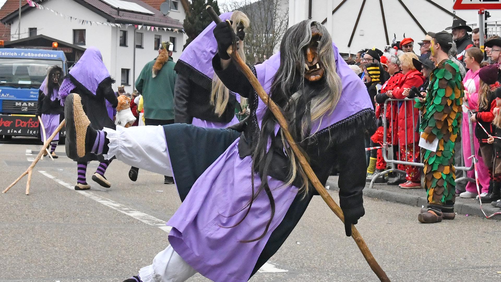 Gekonnt: Die Zuschauer des Umzugs in Bad Rotenfels konnten einige akrobatischen Einlagen der Hexen bestaunen. Wie etwa hier der Sprung einer der Sulbacher Hexen aus Hausach.