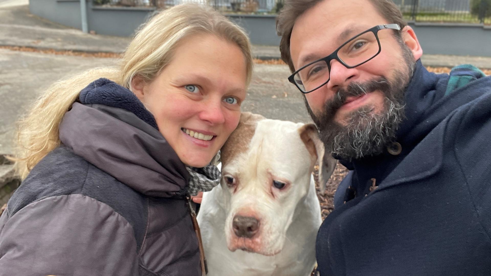 René Naumann mit Freundin und Hundedame Nele. Er hatte bei einem Spaziergang im Dezember 2020 in Gaggenau-Oberweier verdächtige Würstchen am Wegesrand entdeckt, die an Giftköder erinnerten.