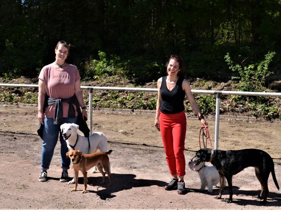Die staatlich geprüfte Hundetrainerin Anke Antkowiak (rechts) hat auf dem Sportplatz in Selbach eine Hundeschule eröffnet. 