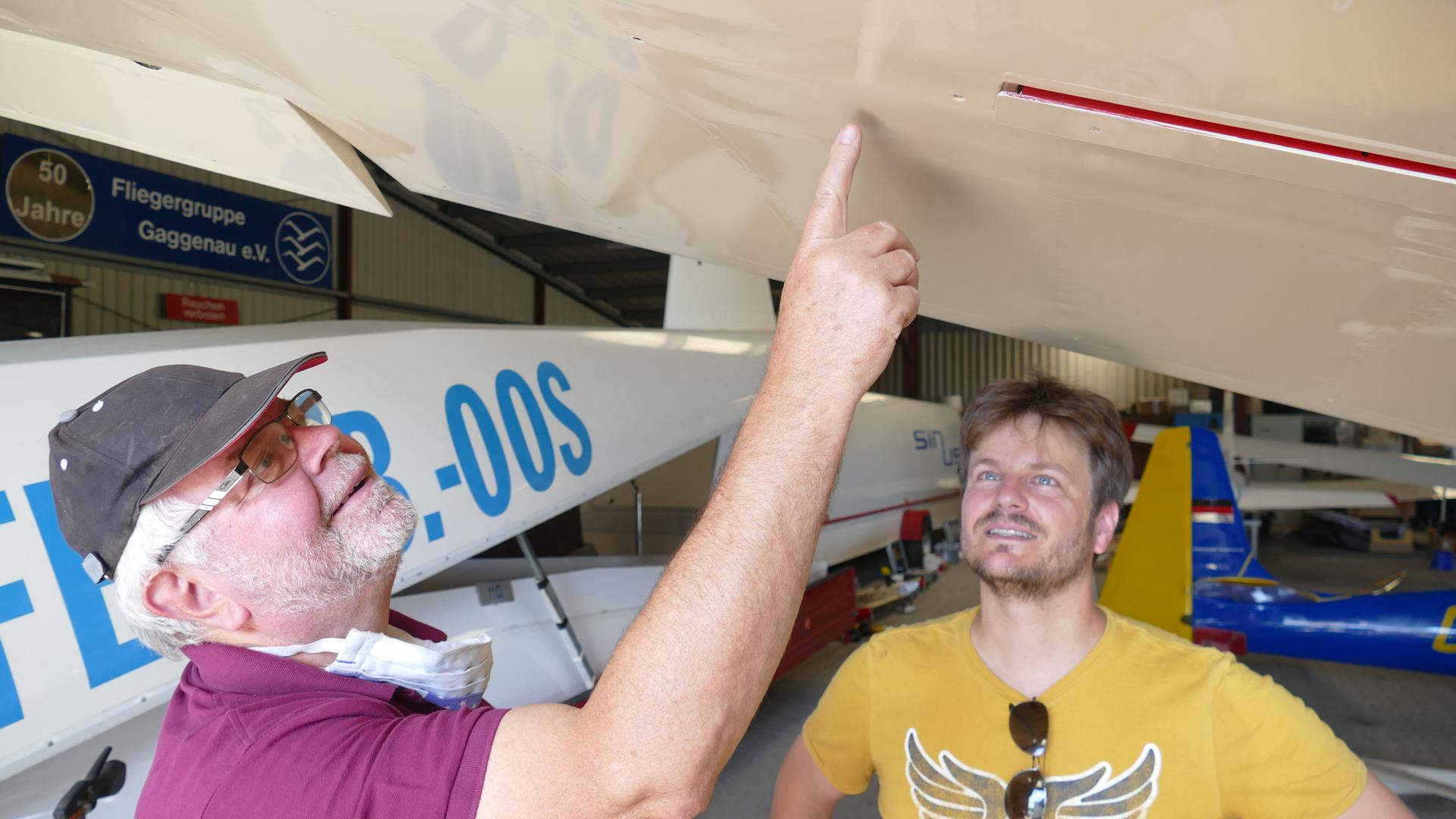 Vater Bernd Hurrle und Sohn Alexander Hurrle (von links) begutachten einen Segelflieger. Fliegergruppe Gaggenau. 