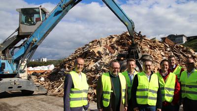 Die FDP-Landtagsabgeordneten Hans Dieter Scheerer (von links), Christian Jung und Friedrich Haag lassen sich von Ferdinand und Ingo Hurrle den Recyclinghof und ihre Firma Hurrle Spezial-Transporte zeigen.  