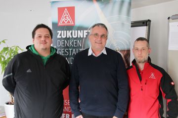 Mario Kos (von links), IG-Metall-Gewerkschaftssekretär Manfred Obst und Matthias Wessels freuen sich, dass sie zusammen Betriebsratswahlen in ihren Logistik-Unternehmen auf die Beine stellen konnten.
