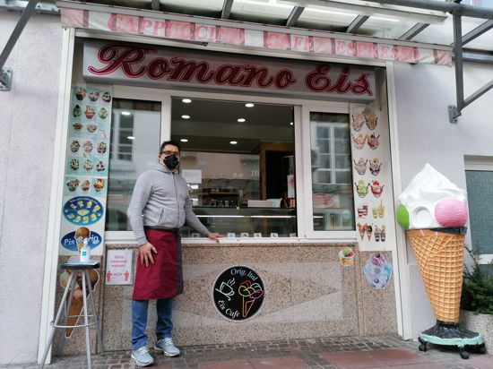 Simone Mura vor seinem Eiscafe „Romano-Eis“ in der Gaggenauer Innenstadt