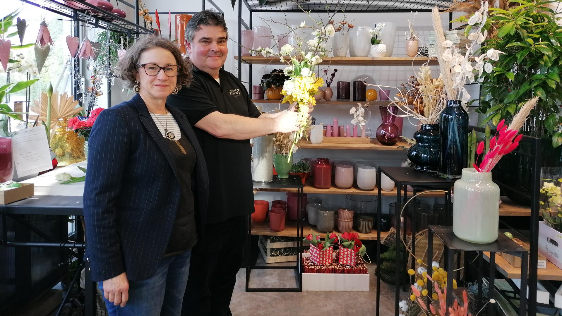 Nikolaus Hertweck und seine Frau Susanne bereiten ihr Blumenfachgeschäft in der Gaggenauer Innenstadt auf die Öffnung am Montag vor. 