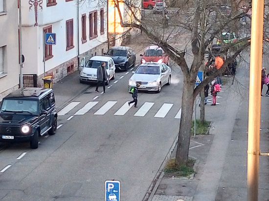 Ein ganz normaler Wochentag: Drei Fahrzeuge stellen den Radweg in der Adenauer-Straße zu. Immerhin ist der Zebrastreifen in diesem Moment für Schulkinder frei zugänglich.