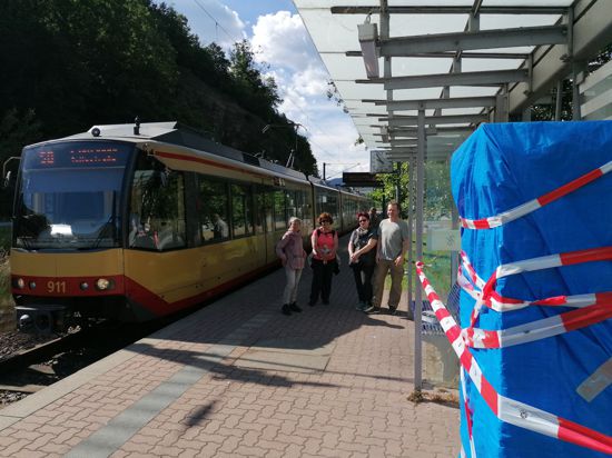 Der kaputte Automat der Deutschen Bahn ist Zufall: An der Stadtbahnhaltestelle Obertsrot ist am Mittwoch um kurz vor 10 Uhr nicht mehr Betrieb als sonst – aber alle, die in die Bahn steigen, haben das 9-Euro-Ticket. 