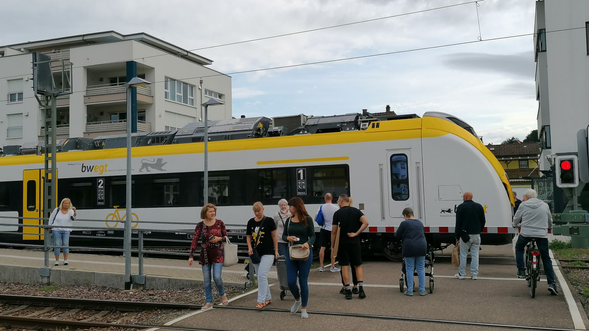 Probe- und Testfahrten: Die neuen Elektrotriebwagen (hier am Bahnhof in Gaggenau) nehmen am 11. Dezember 2022 den Betrieb auf der Murgtalstrecke auf. 
