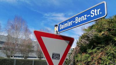 Eine vertragliche Vereinbarung aus dem Jahr 1978 zwischen der Daimler-Benz AG und den angrenzenden Grundstückseigentümern in der Daimler-Benz-Straße regelt, das dort keine Nachtschichtler parken dürfen. Hinten im Bild zu erkennen: Bau 60 des Benz-Werks.