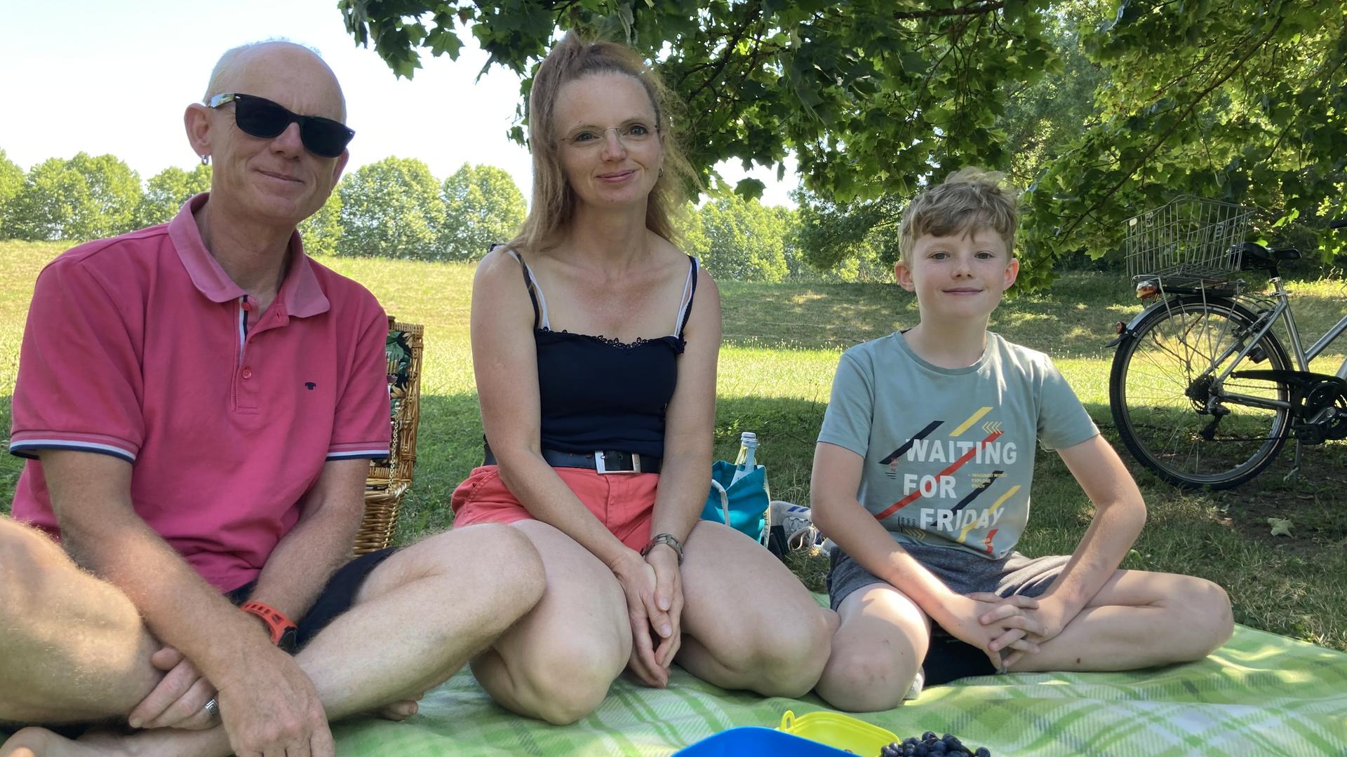 eine Familie auf einer Picknickdecke